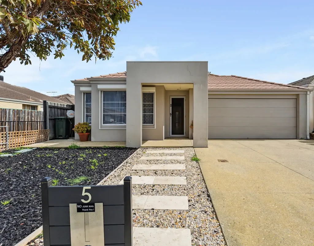 Spacious 3 Bed 2 Bath 2 Family Home
