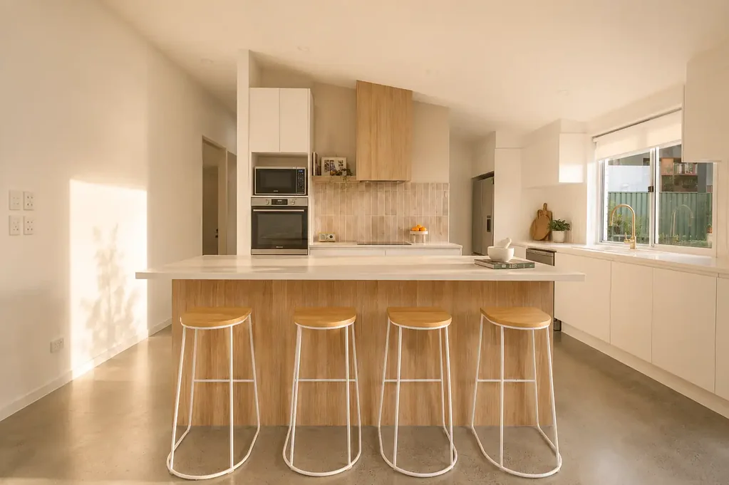 Broadbeach Waters 4房  A Recently Rebuilt Coastal Retreat in Florida Gardens