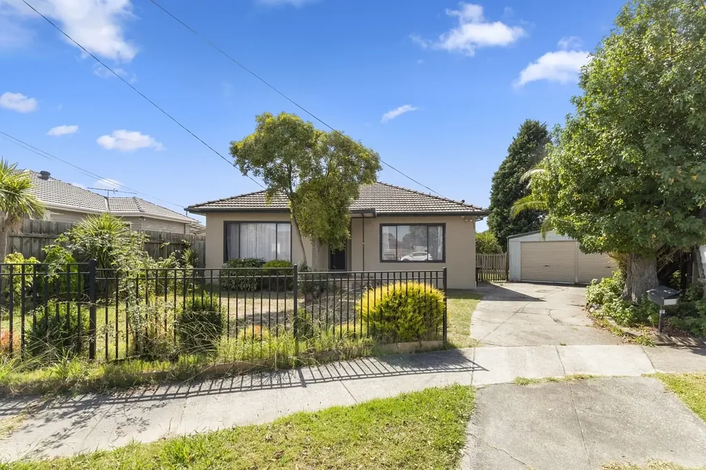 Dandenong 3 Bedroom SPACIOUS FAMILY HOME ON A GENEROUS 654M² (APPROX.) BLOCK
