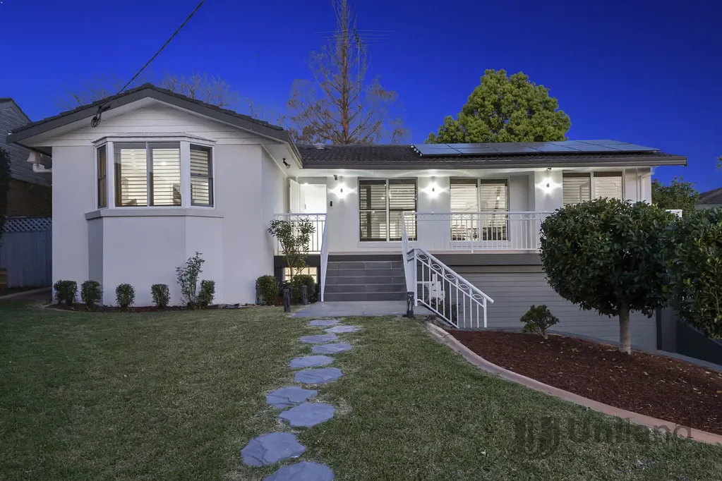 Baulkham Hills 4બેડરૂમ Contemporary family living meets a wonderfully easy parkside lifestyle