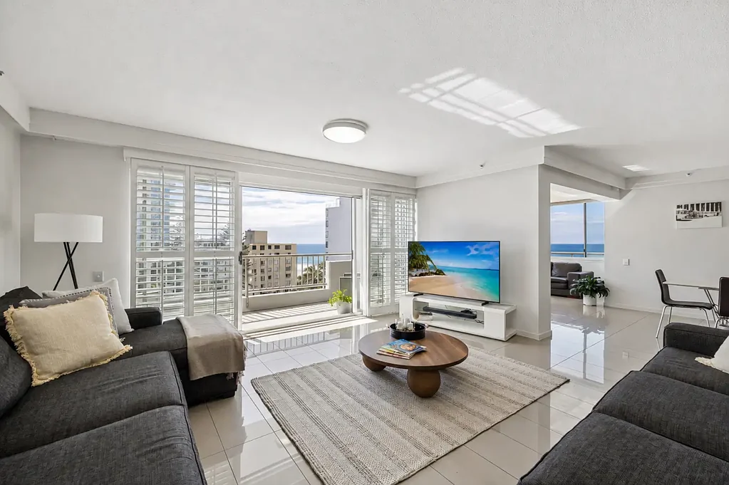 Surfers Paradise 2कमरा Half Floor Apartment opposite beach!!