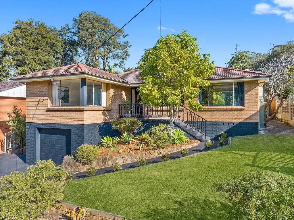 Woonona 4 Bedroom Peaceful Poolside Oasis.