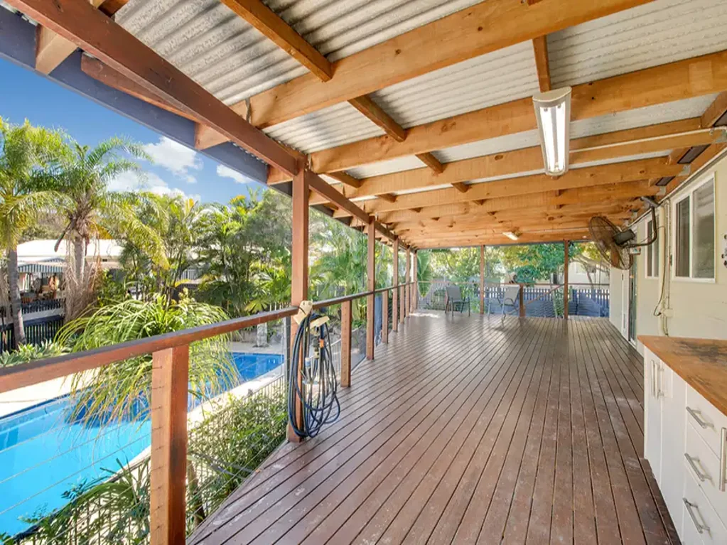 Boyne Island 5 Bedroom Spacious Tropical Retreat with Magnesium Pool – 5-Bedroom Family Home in Boyne Island