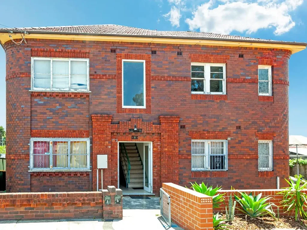 PRIVATE AND RELAXED LIVING IN THE HEART OF SUMMER HILL!