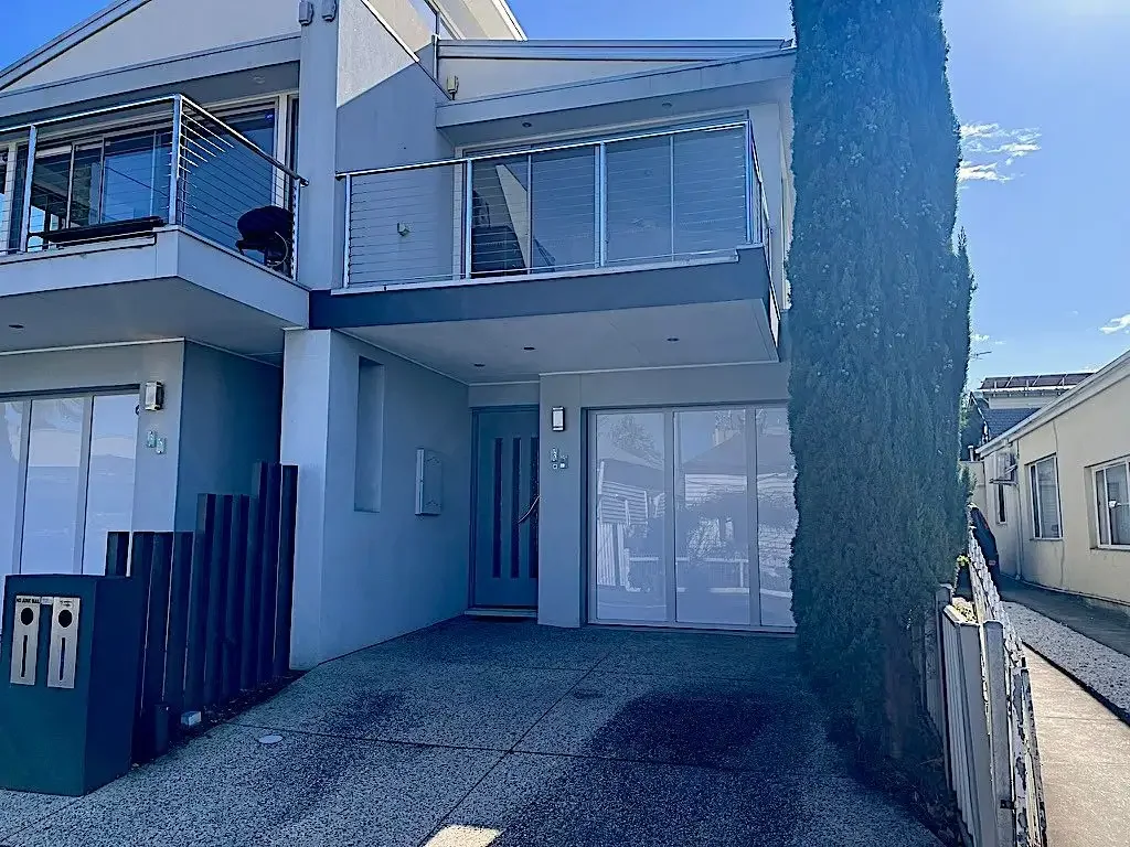 Modern Townhouse near Acland St