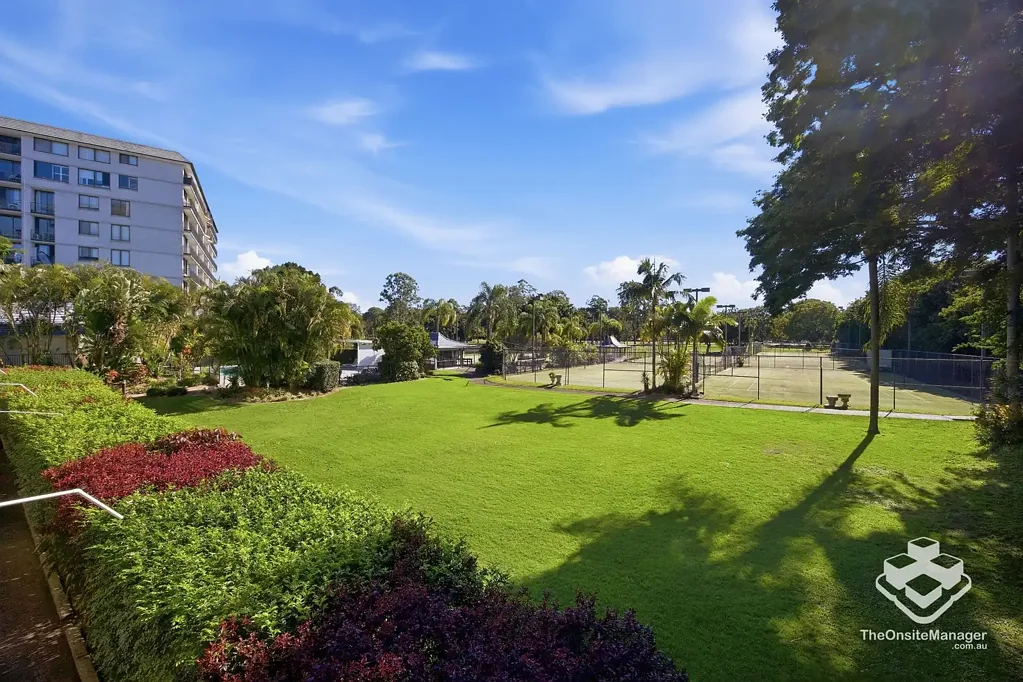 Clear Island Waters 1침실 North-Facing Golf Course Apartment with Endless Potential