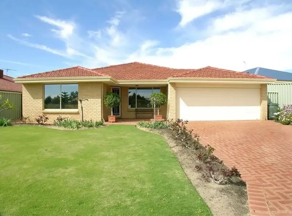 BEAUTIFUL FAMILY HOME OPPOSITE MENTEITH PARK – POOL, THEATRE & FANTASTIC OUTDOOR LIVING