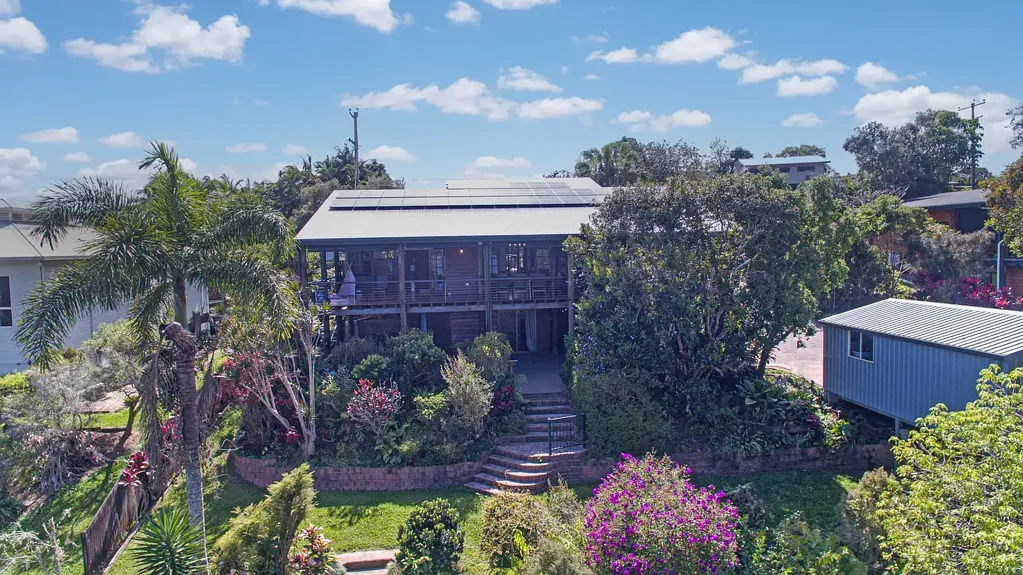 Yungaburra 4 Bedroom SHOWCASE HOME ON YUNGABURRA'S WATERFRONT