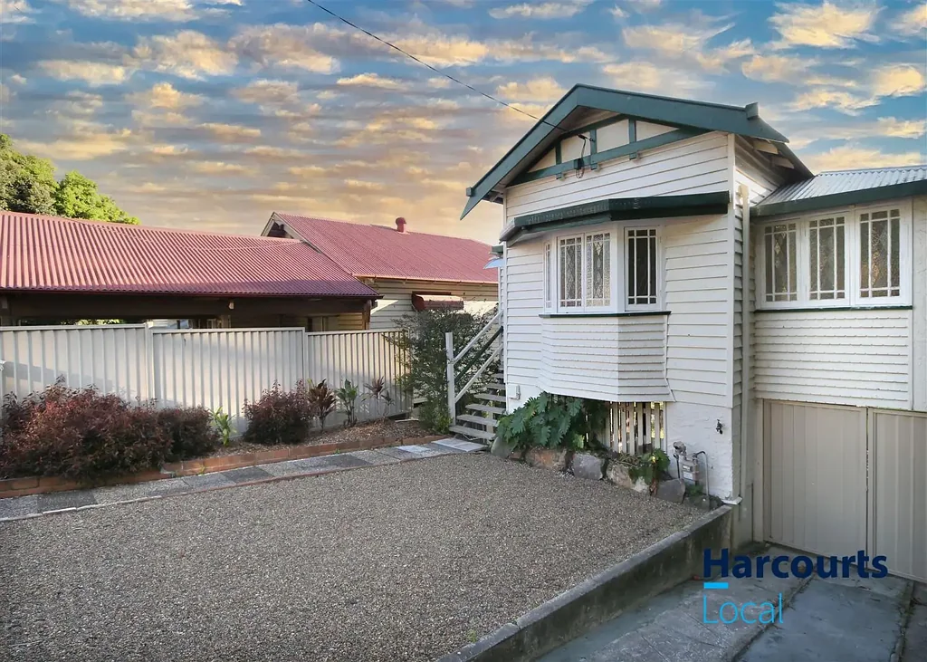 Clayfield 2房 Clayfield便利小屋 两卧带主卧 靠近名校 咖啡馆 交通便捷 自然光充足 全屋独特装修 大型后院 Entry-Level Home Opportunity in the Heart of Clayfield