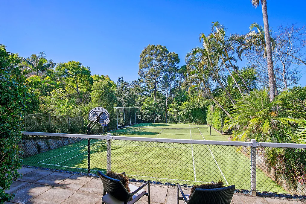 Indooroopilly 5कमरा Magnificent 1927 Quintessential Queenslander nestled on 1070sqm in the heart of Indooroopilly