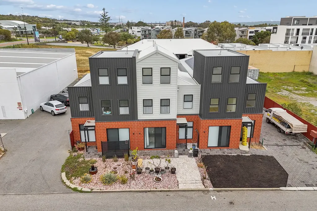 North Coogee 4 Bedroom Sophisticated Three Storey Beachside Retreat