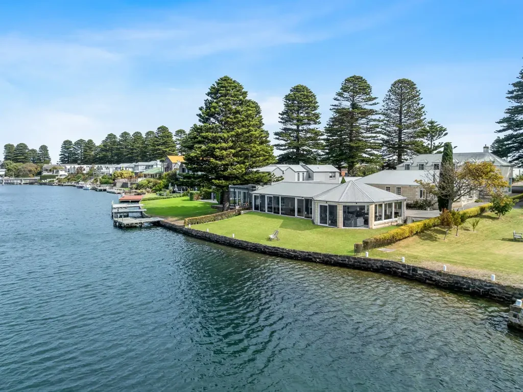 Port Fairy 13chambre "THE DOUGLAS"  Premium Riverfront Property with Endless Potential