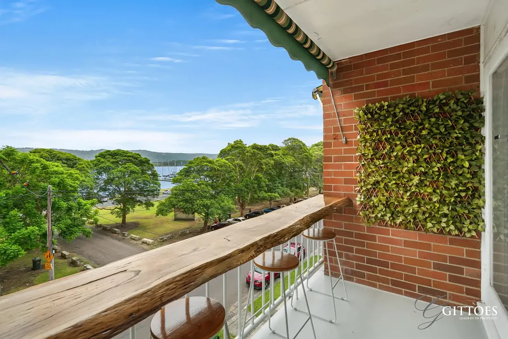 Point Frederick 2 Bedroom Top Floor Living & Brisbane Water Outlook