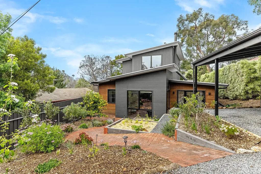 Bridgewater 4房  A dual-level retreat that's bold, bright, and brilliantly Bridgewater