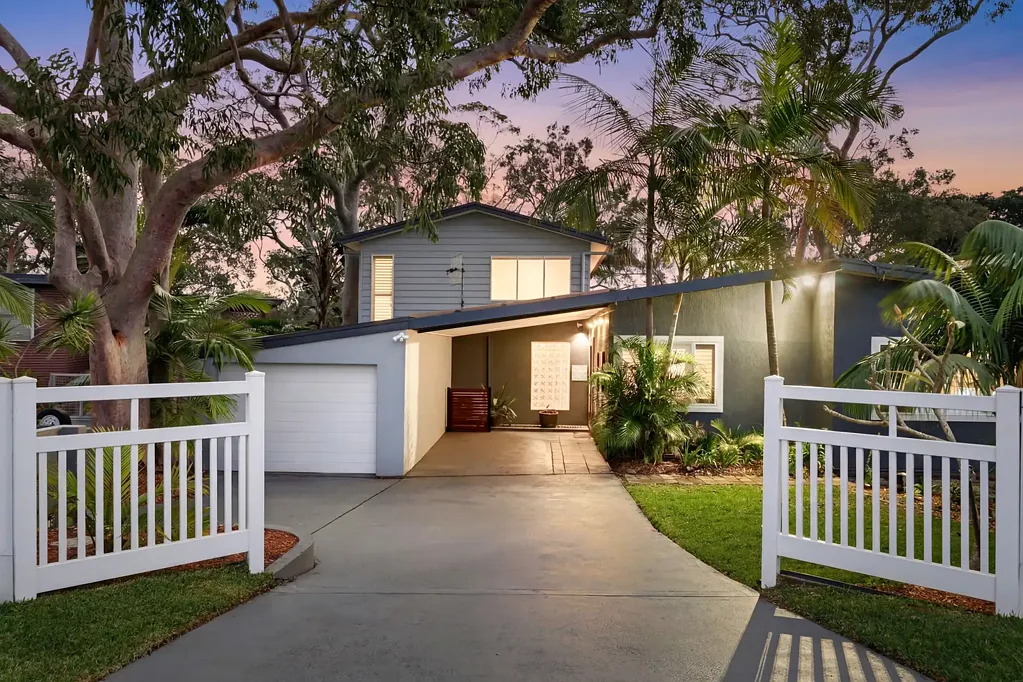 Bateau Bay 4ห้องนอน Family Comfort with a Lush Bateau Bay Backdrop