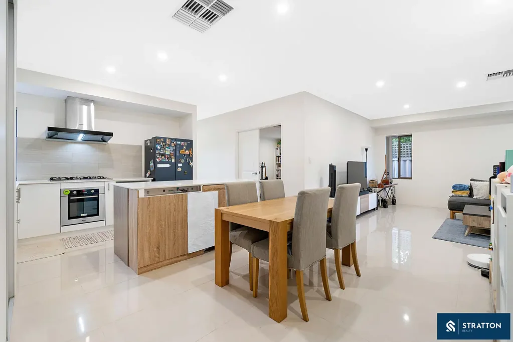 Riverton 4ห้องนอน Modern Family Living in the Rossmoyne Senior High School Zone, Just Steps from Everyday Amenities!