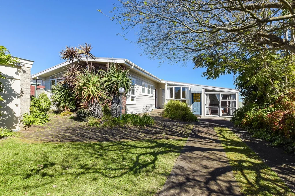 Pakuranga Heights 4 Bedroom OVERSEAS OWNERS DO UP OR DEVELOP!!