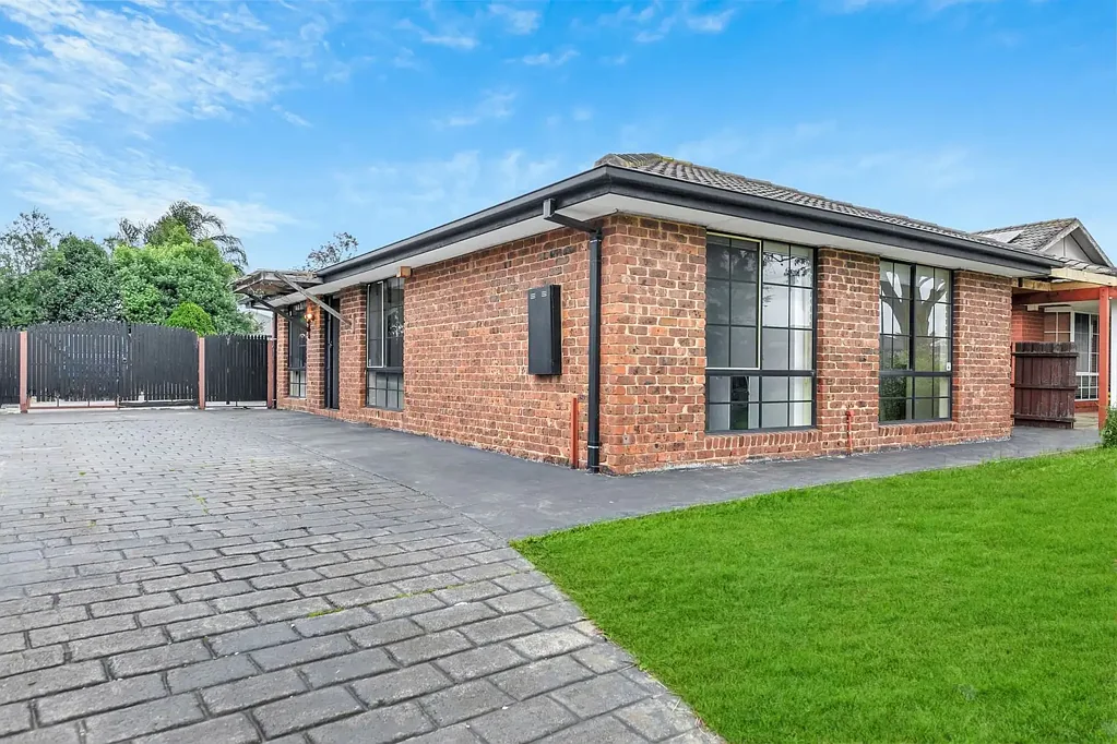 Comfortable Living with Plenty of Outdoor Space