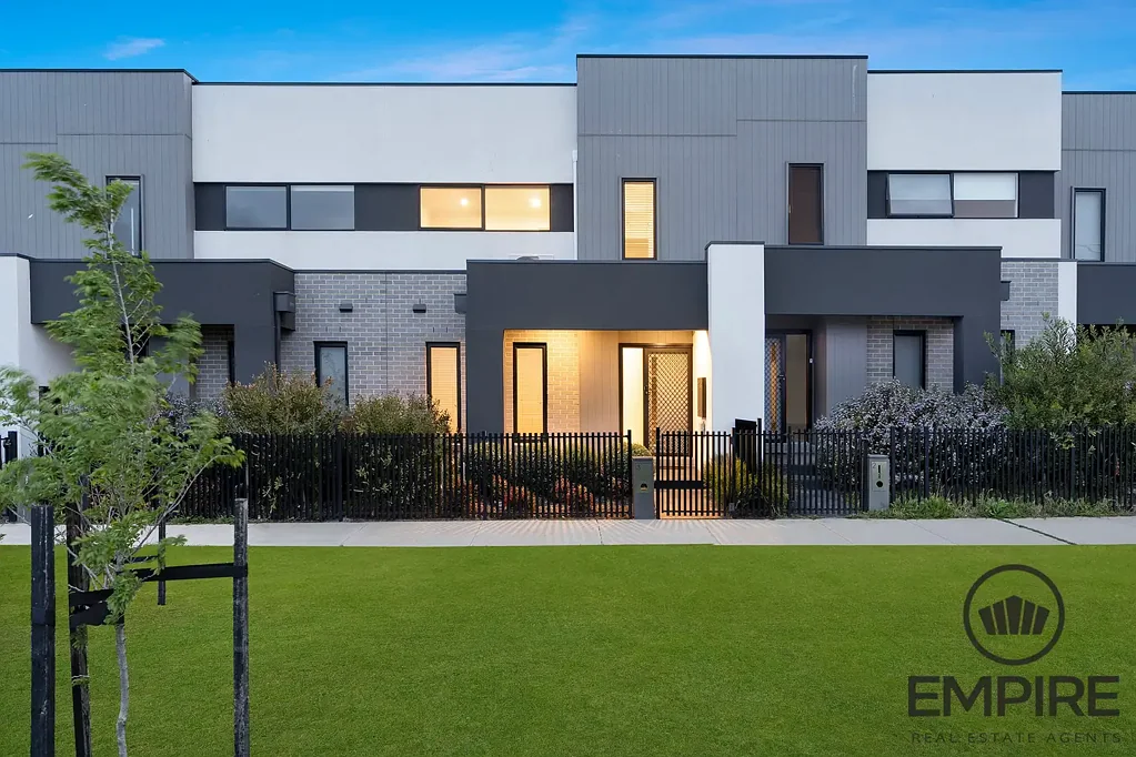 3 Vendeen Walk, Clyde North, VIC 3978