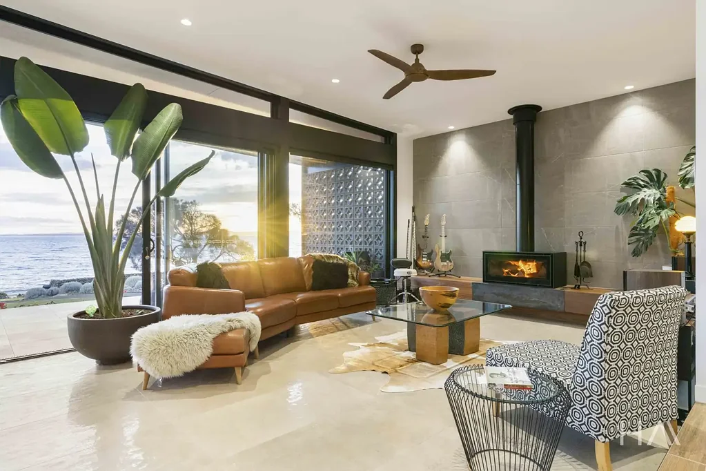 Swansea 3房  Rare and unrivalled absolute waterfront