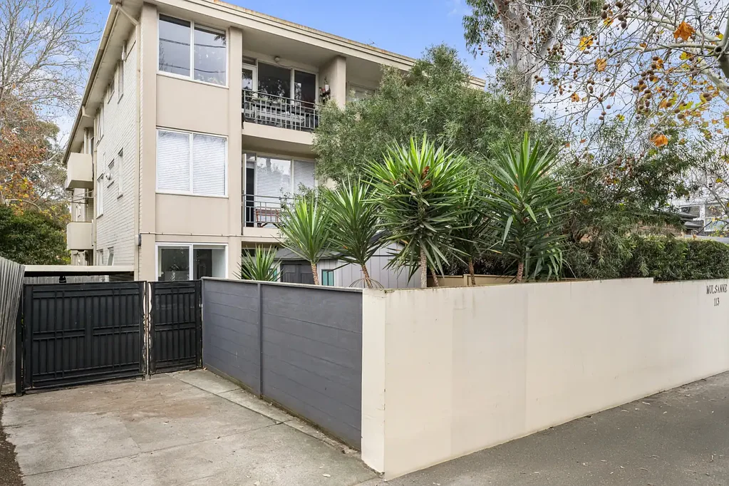 Prahran 1Zimmer Ground Floor Prahran Living with Expansive Courtyard and Dual Parking
