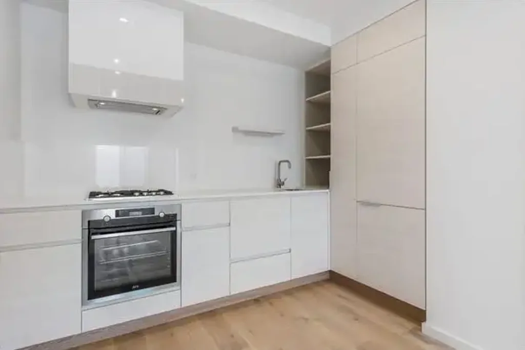 1ST FLOOR APARTMENT IN THE HEART OF CARNEGIE