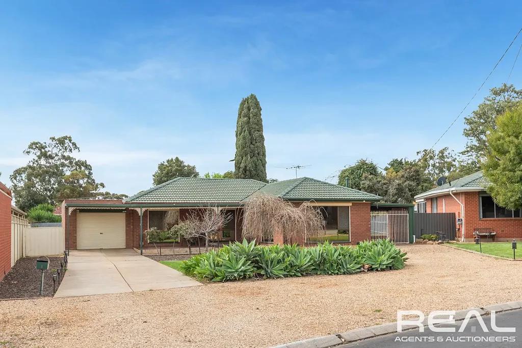 Evanston Park 3Kwarto Classic Family Home on a Generous 808sqm Block with Side Access