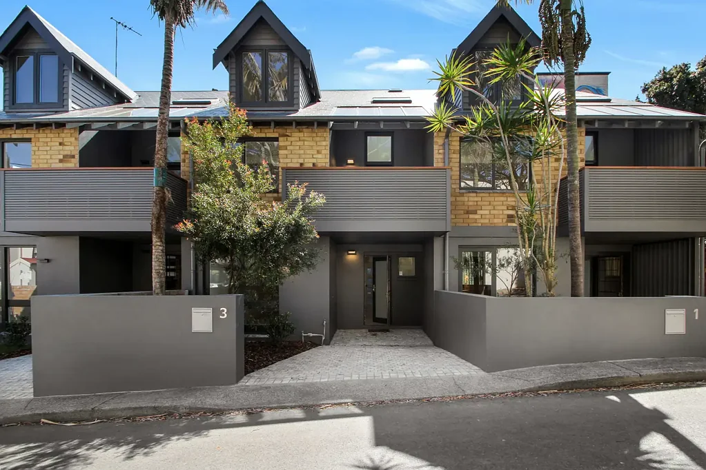 Beautifully Refurbished Three-Bedroom Townhouse in a Prime Glebe Location
