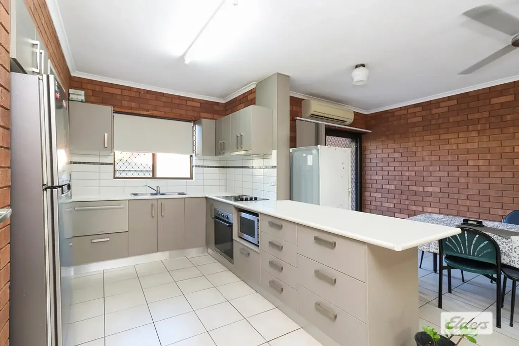 Katherine 3침실 Well-Maintained, Move-In Ready Townhouse with Strong Rental Appeal - 3 BRM