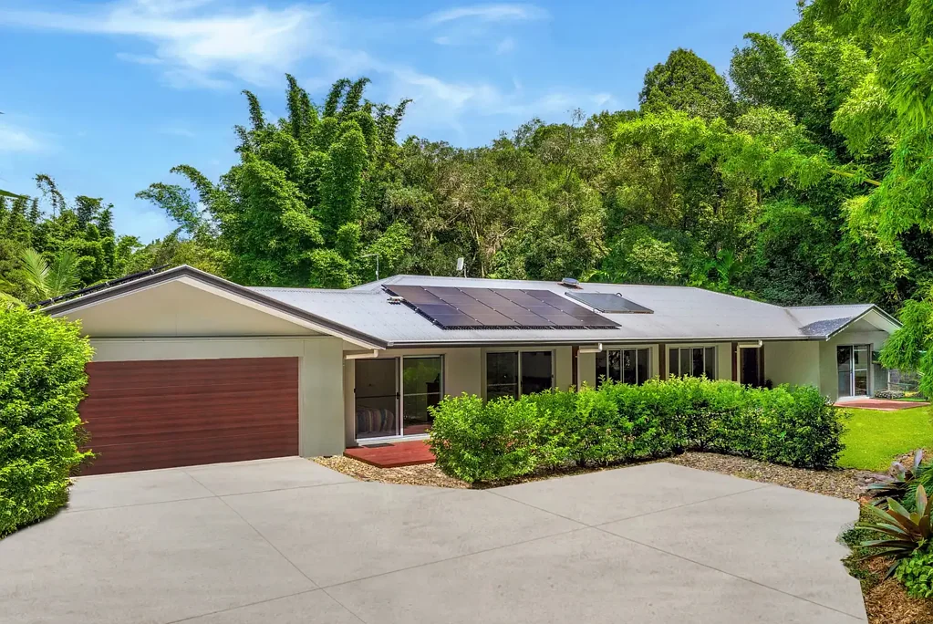 Eumundi 5房  PRISTINE HOME IN TRANQUIL GARDEN SETTING WITH POOL, SHED AND STUDIO