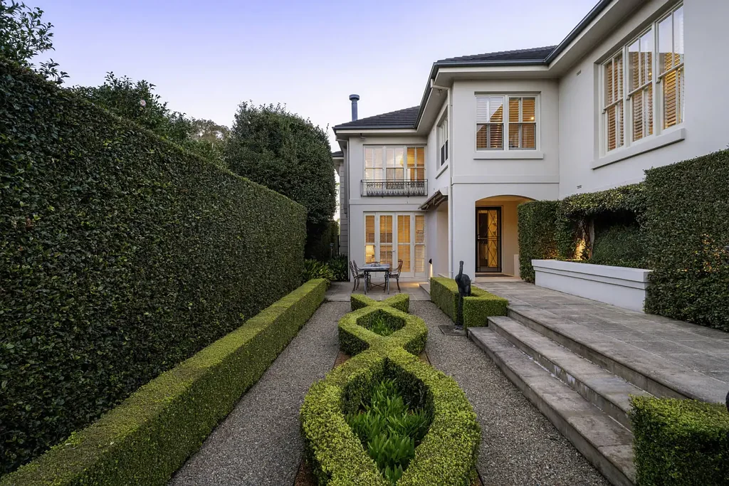 Pymble 4ਬੈੱਡਰੂਮ Timeless Family Home of Distinction in One of Pymble's Finest East Side Settings