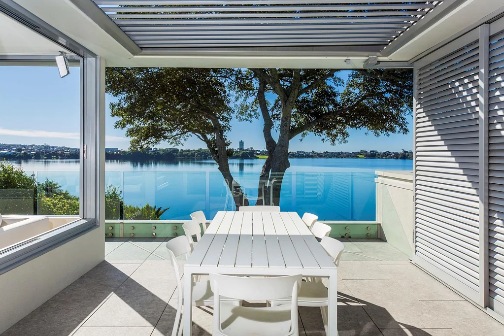 Takapuna 5房  Stunning Architectural Lakefront Home