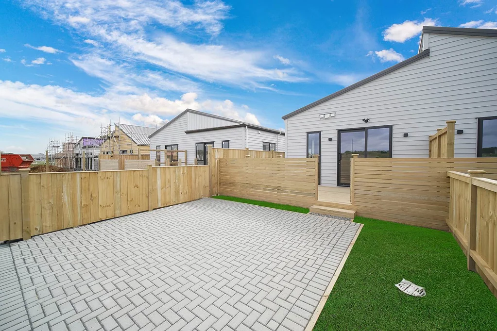 Karaka 3Moenga Last Three: 3 bedrooms with Double Carpark