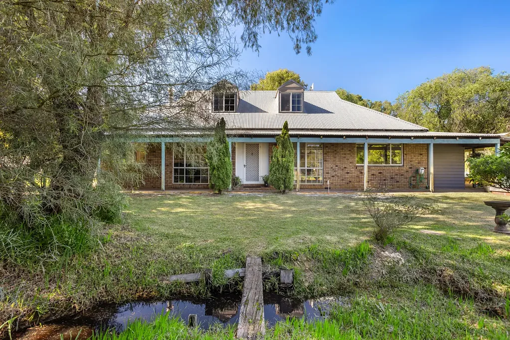 Dardanup West 6房  Spacious Rural Retreat with Modern Comforts – 3.10 Ha in Dardanup West