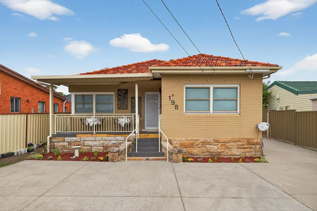 198 Roberts Road, Greenacre, NSW 2190