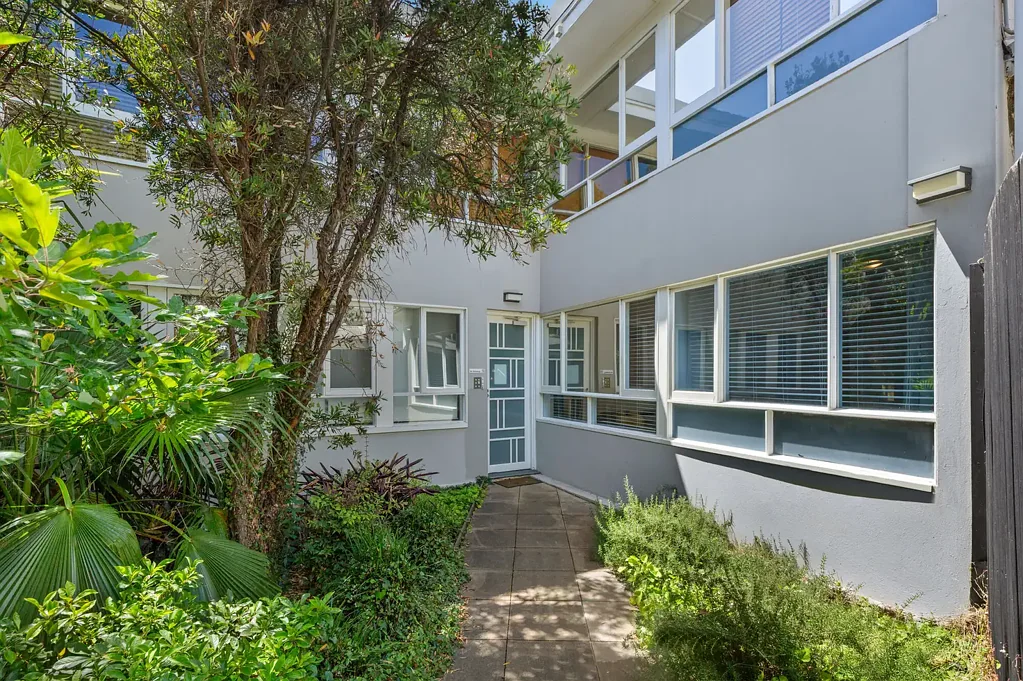 Prime ground floor living close to St Kilda’s best amenities.