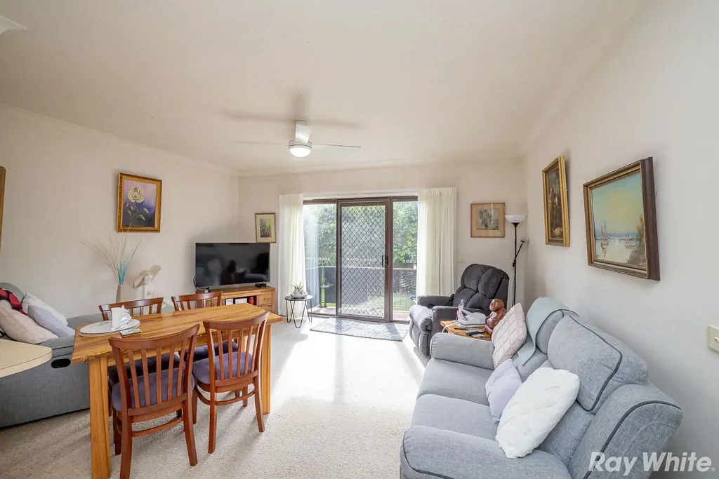 CHARMING 2 BEDROOM UNIT!!