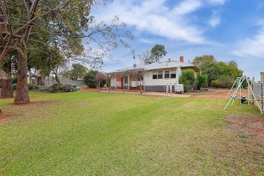 Robinvale 3房  CHARACTER-FILLED FAMILY HOME ON GENEROUS ALLOTMENT