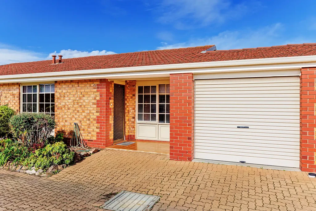 Semaphore Park 2침실 Coastal Convenience in a Spacious Two-Bedroom Home