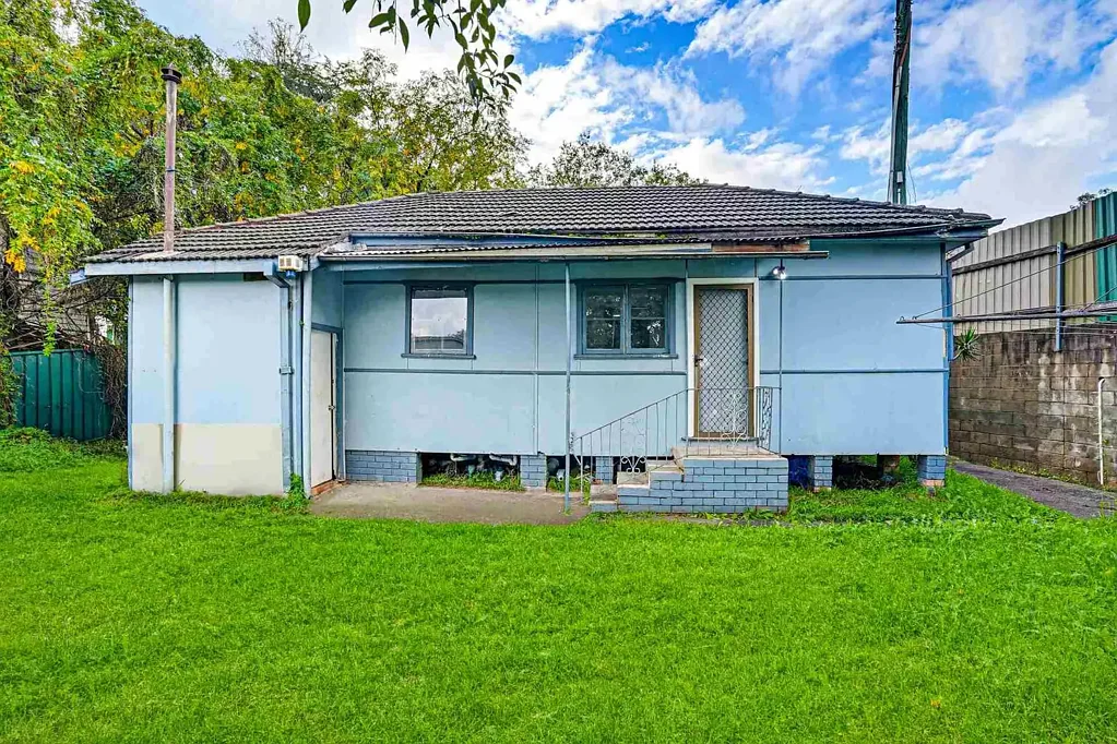 Character Home in Central Penrith Location