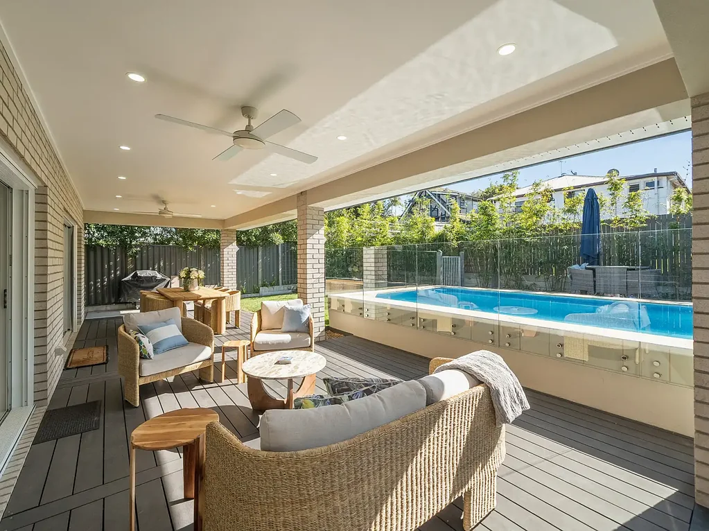 Margate 5Kwarto BEACHSIDE LIVING - POOL - OUTDOOR ENTERTAINING - 5BR - 6KW SOLAR + 20KW BATTERY