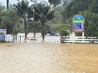 预警升级！恐怖暴雨袭击北岛，奥克兰司机连人带车被卷走！