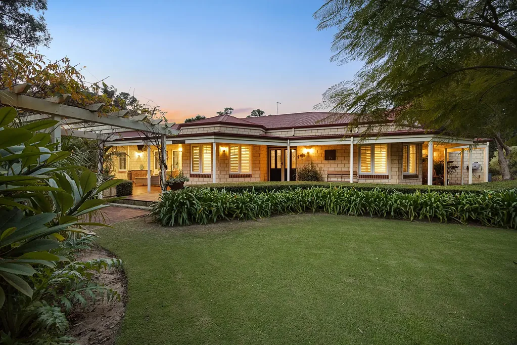 Baldivis 5 Bedroom Outstanding and stunning quality home in Woodleigh Grove Estate.