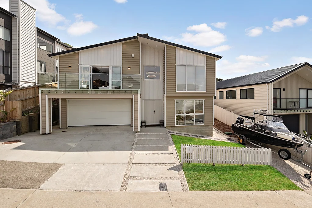 Orewa 5 Slaapkamer Modern Coastal Luxury with Flexible Living