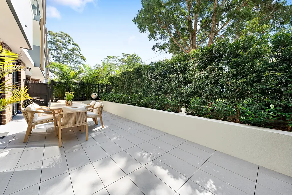 Lane Cove 3房 全新朝北公寓 223平米产权 宽敞石制Miele厨房 开放式起居庭院 主卧带独卫 家庭浴室 电梯并排车位 学区房 步行公交商店 Courtyard Apartment in Near New 'Arena', 223 sqm on title