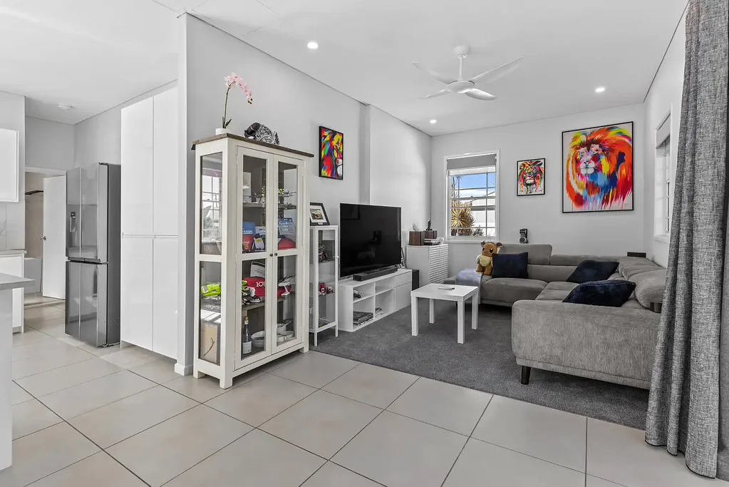 Nudgee 4房 全新地板安装 全新LG空调 翻新双居功能 405sqm平地 高天花板推拉窗 开放式餐客区 全新厨房卫浴 独立卫生间 后院娱乐区 工作室独立生活潜力 单车库双车棚 电动前门安全 私享学区近便 Dual-Living, Legal Height, Updated & Low-Maintenance