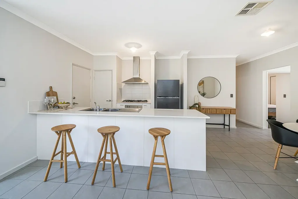 Hamilton Hill 4 Slaapkamer Modern House. Single-level. 2 Living Areas. Survey strata.  Cul-de-sac.  Located near parks.