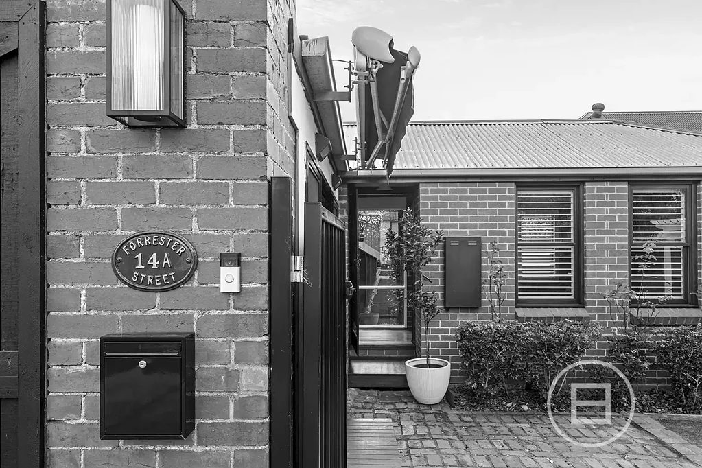 Essendon 2房 Mar Lodge近邻 静谧绿植环绕 北向采光优 设备齐全厨房 宽敞卧室带壁橱 原始砖墙木地板 Auction Saturday 6th June at 10:30am