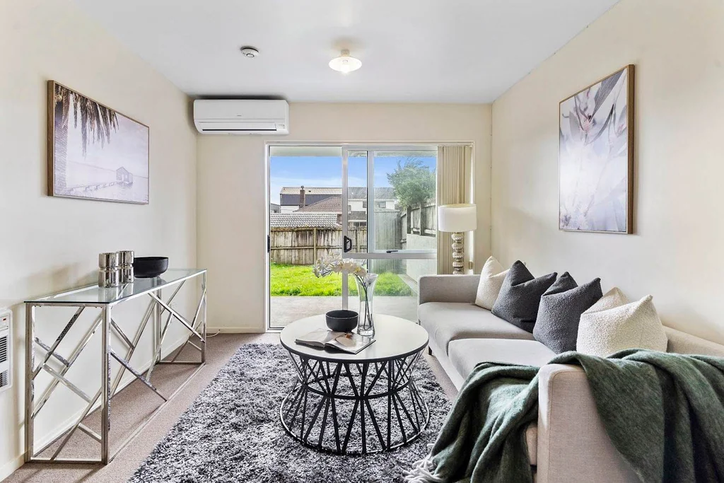 Tidy, Easy Care 2 Bedroom Unit in Prime Henderson!