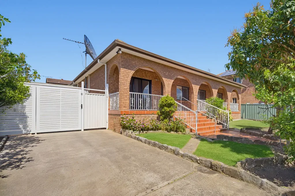 Padstow 7બેડરૂમ TWO HOMES, ONE EXCEPTIONAL OPPORTUNITY | MULTIGENERATIONAL LIVING & DUAL-INCOME POTENTIAL
